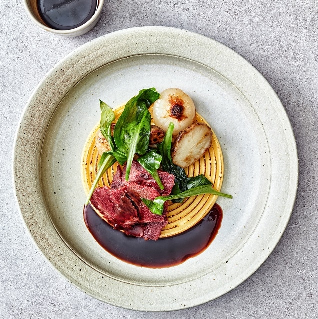 Runderwang met rode wijn saus, romige polenta en daslook